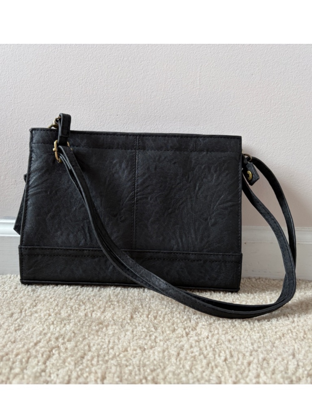 LIKE NEW Bueno Black Purse Textured Brass Gold Hardware